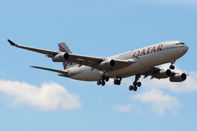 Airbus A340-200 (A7-HHK) - Airbus A340-211 sn 26. Qatar A7-HHK final rwy 21 YPPH 22 Sep 2022