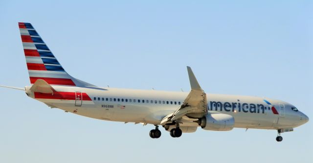 Boeing 737-800 (N968NN)