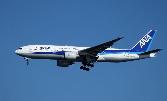 Boeing 777-200 (JA742A) - Final approach to HND rwy34L.(2016/02/10)