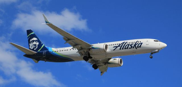 Boeing 737 MAX 9 (N976AK)