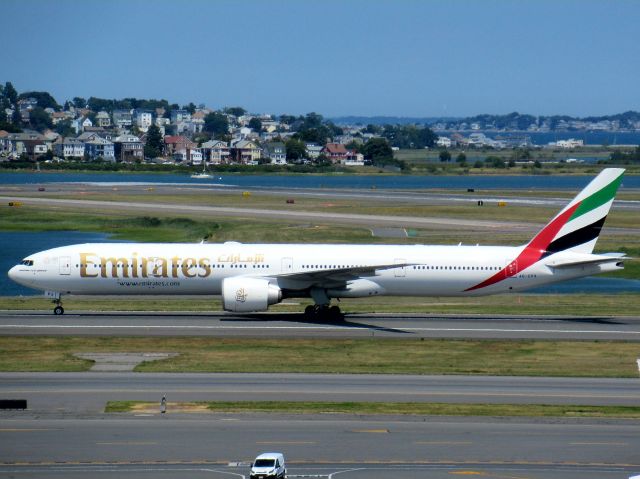 BOEING 777-300 (A6-EPX)