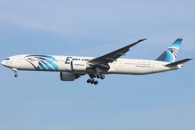 BOEING 777-300ER (SU-GDN) - SU-GDN Egyptair Boeing 777-300ER on final approach for Heathrow's runway 27R on flight MS777 from Cairo at 12:29 on Wednesday 05/02/20