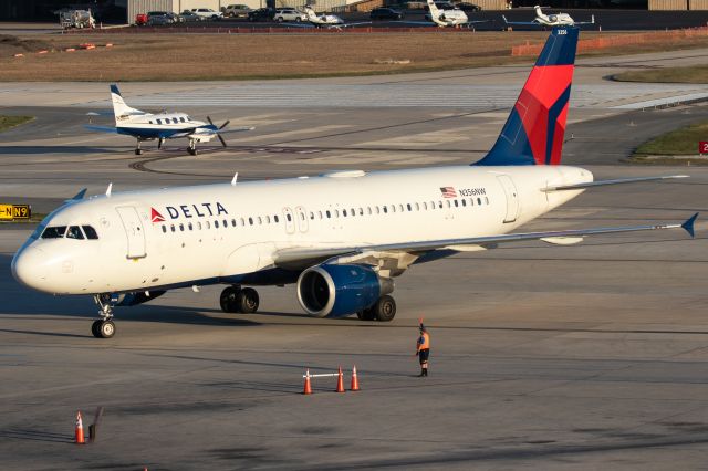 Airbus A320 (N356NW) - Delta A320 turns into the gate after arrival from ATL.