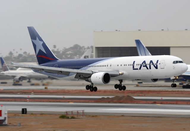 BOEING 767-300 (CC-CZT)