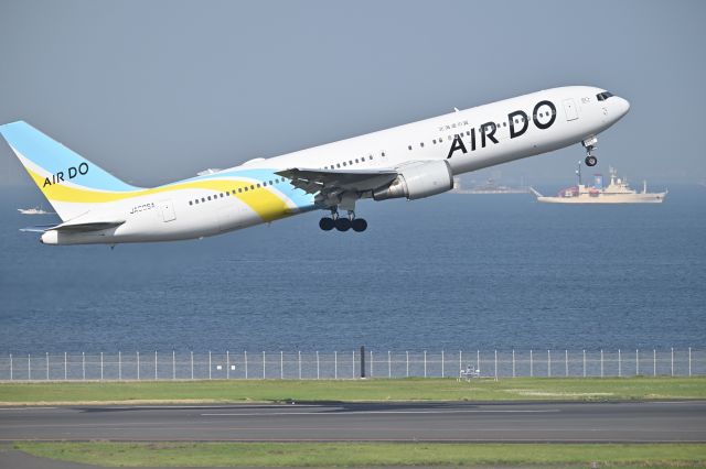 JA605A — - April 28, 2024br /AIR DO Boeing 767-381/ER (JA605A)br /Takeoff with LAW16L.br /My daughter flew to Hakodate, Hokkaido for her honeymoon on this aircraft.