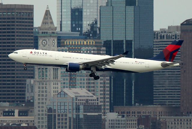 Airbus A330-300 (N810NW) - DL 127 arriving from Amsterdam