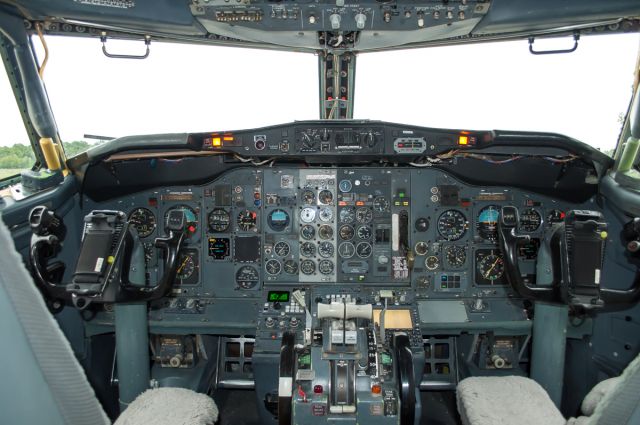 Boeing 737-200 (C-GNLN) - 737-200 flight deck