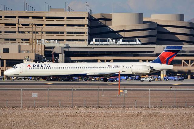 McDonnell Douglas MD-90 (N933DN) - Delta McDonnell-Douglas MD-90-30 N933DN at Phoenix Sky Harbor on January 9, 2016. Itwas manufactured in July 1997. Its construction number is 53543. It was delivered to SAS as SE-DMH on July 31, 1997. It was leased by Nordic Regional and Blue1. Blue1 registered it as OH-BLF on April 24, 2008. Delta registered it as N933DN on February 4, 2011. 