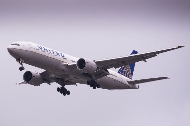 Boeing 777-200 (N8008)