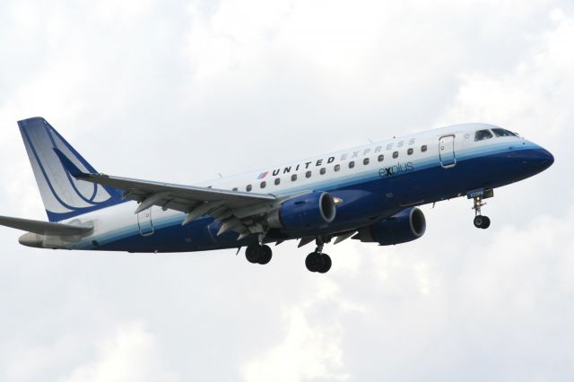 Embraer 170/175 (N633RW) - Short final 9, 3/3/12