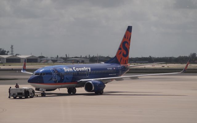 Boeing 737-700 (N714SY)