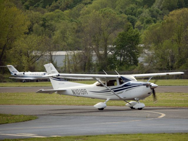 Cessna Skylane (N1019R) - A very nice Skylane is taxiing out for departure runway 26.