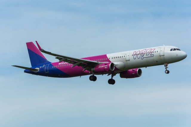 Airbus A321 (HA-LTC) - WAW SPOTTING