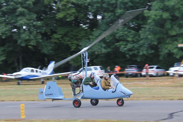 MAGNI Tandem Trainer (N369RC) - Preparing for takeoff during the 2022 Simsbury Fly-In.