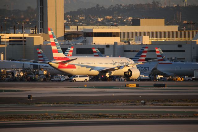 Boeing 787-9 Dreamliner (N827AN)