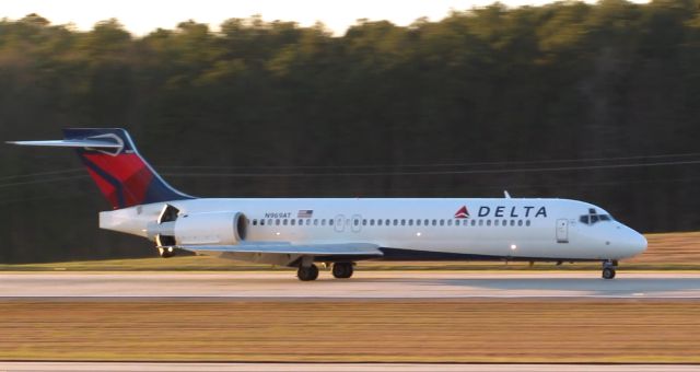 Boeing 717-200 (N969AT) - A Delta Boeing 717-200 landing at Raleigh-Durham Intl. Airport. This was taken from the observation deck on January 17, 2016 at 4:56 PM. This is flight 1875 from MCO.