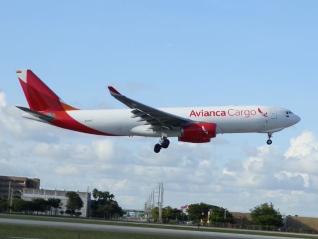 Airbus A330-200 (N334QT)