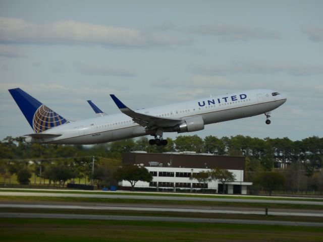 BOEING 767-300 (N670UA)