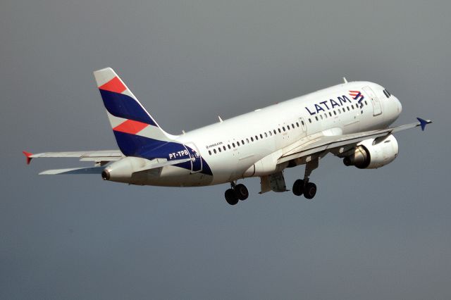 Airbus A319 (PT-TPB)