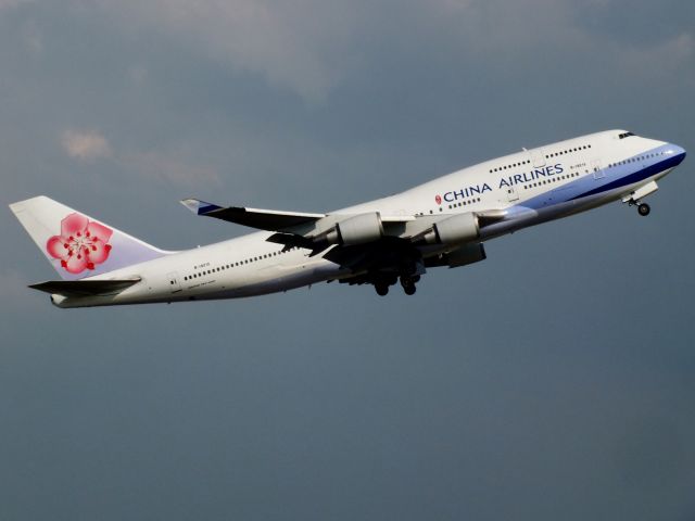 Boeing 747-400 (B-18215)