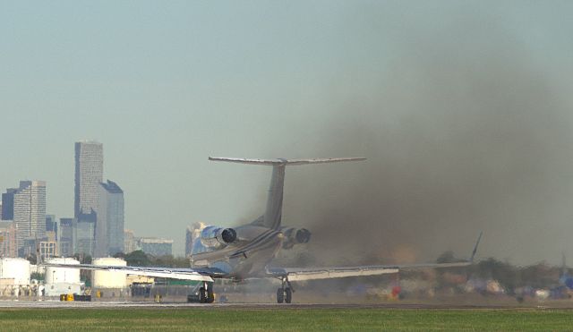 Gulfstream American Gulfstream 2 (N945PK) - What pollution?? 