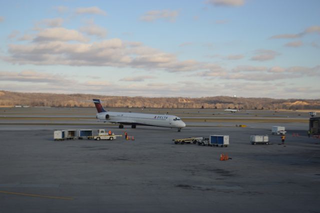 McDonnell Douglas MD-90 (N926DH) - Delta 1582 arrived from Atlanta at 4:49 9P.M.  This was the last flight on a MD90 on this route.  Taken March 1,2016 with a Nikon D3200.  