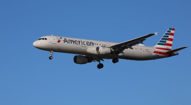 Airbus A321 (N173US) - On final is this 2001 American Airlines Airbus A321-211 in the Autumn of 2020.