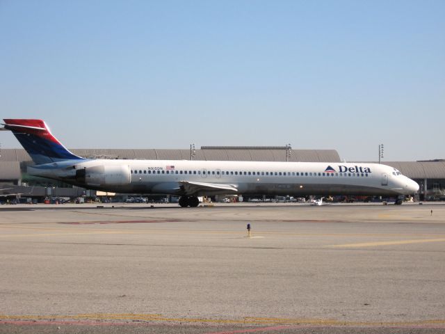 McDonnell Douglas MD-90 (N915DN) - Holding on RWY 19R