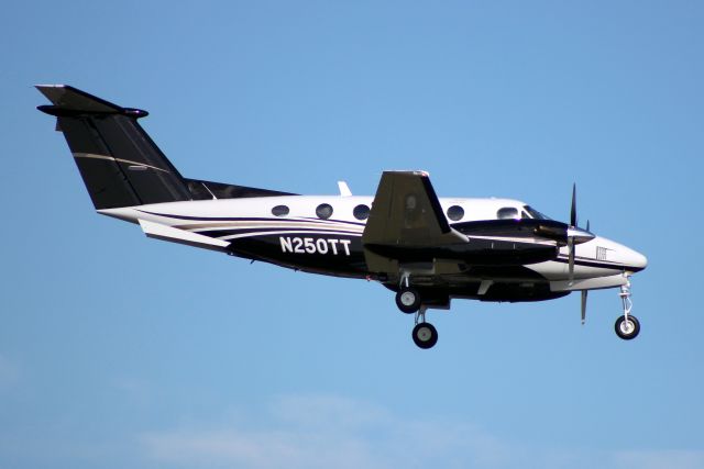 Piper PA-30 Twin Comanche (N250TT) - On final approach for rwy in 22-Oct-14 arriving from KTYR.