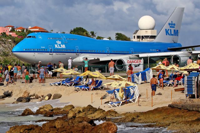 Boeing 747-400 (PH-BFB) - Petit zoom vers Maho Beach.Vu des rochers acérés de la plage.Prévoir de bonnes chaussures.