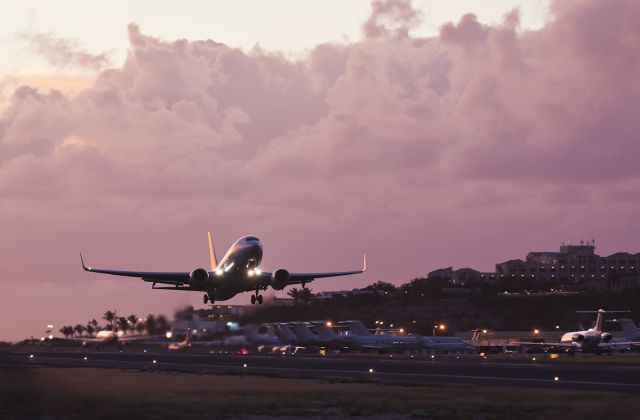 Boeing 737-800 (HP-1379CMP)