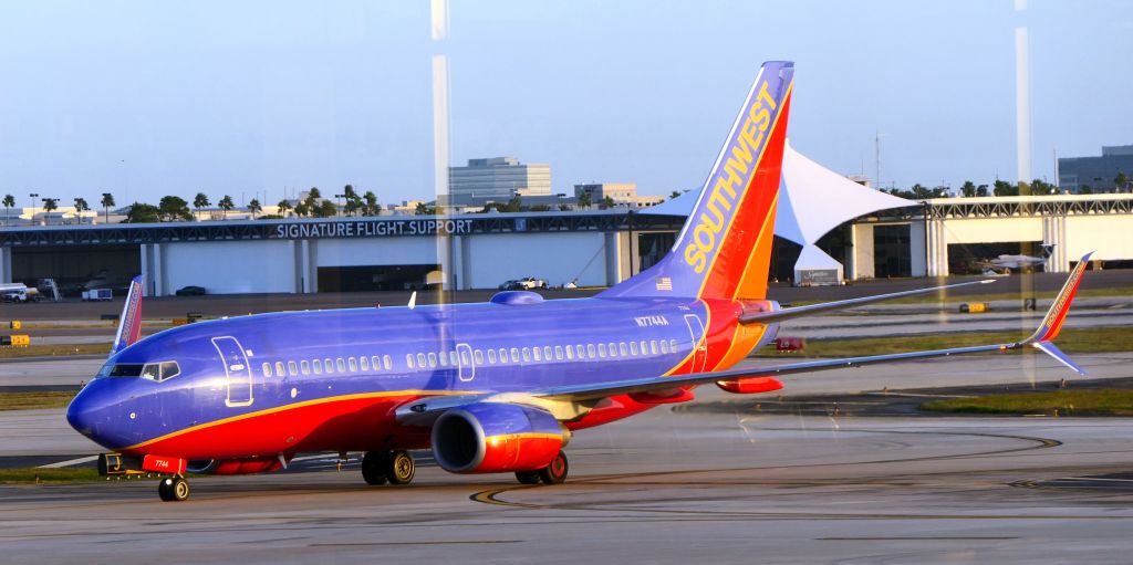 Boeing 737-700 (N7744A)