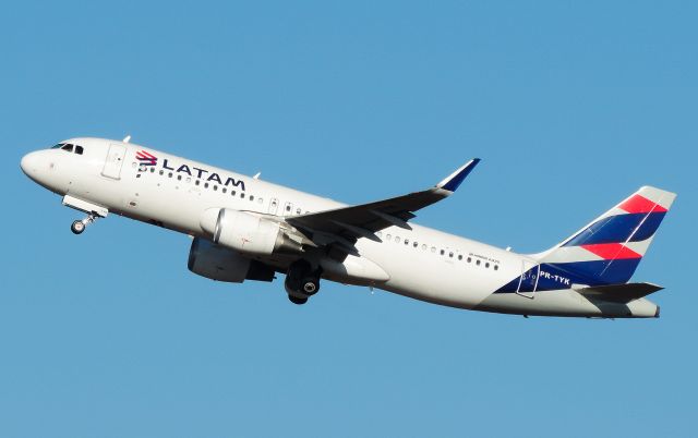 Airbus A320 (PR-TYK)