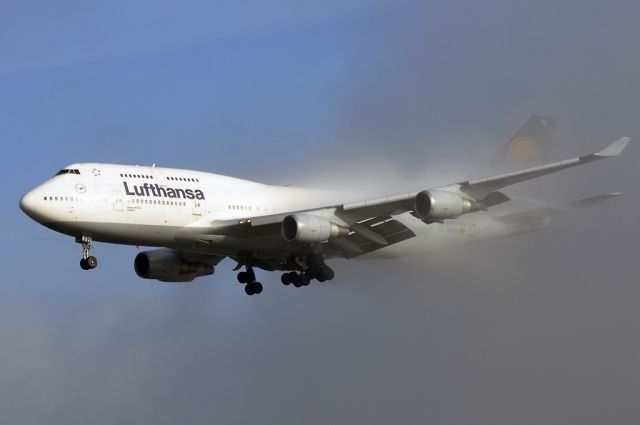 Boeing 747-200 (D-ABTH) - Coming out of the fog