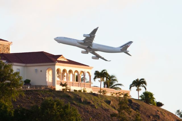 Airbus A340-300 (F-GLZN)