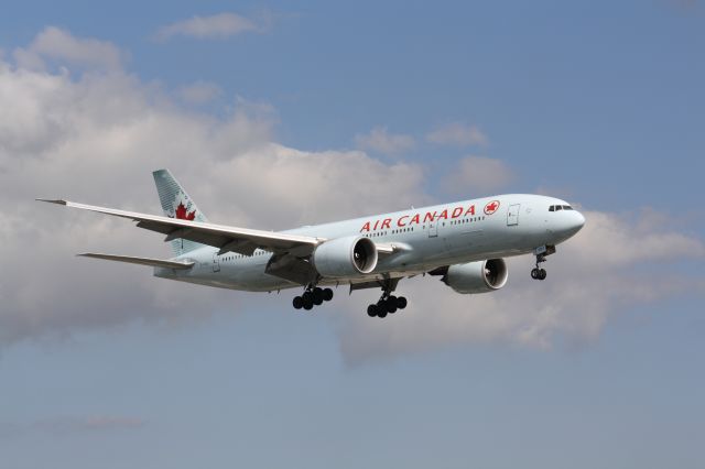 Boeing 777-200 (C-FIUA) - Landing Lester B. Pearson Intl Airport,August 24,2009