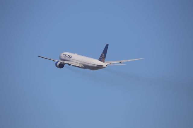 Boeing 777-200 (N781UA)