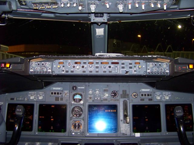 — — - Southwest Boeing 737-700 cockpit