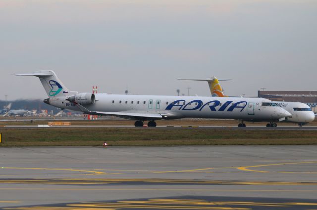 Canadair Regional Jet CRJ-900 (S5-AAK)