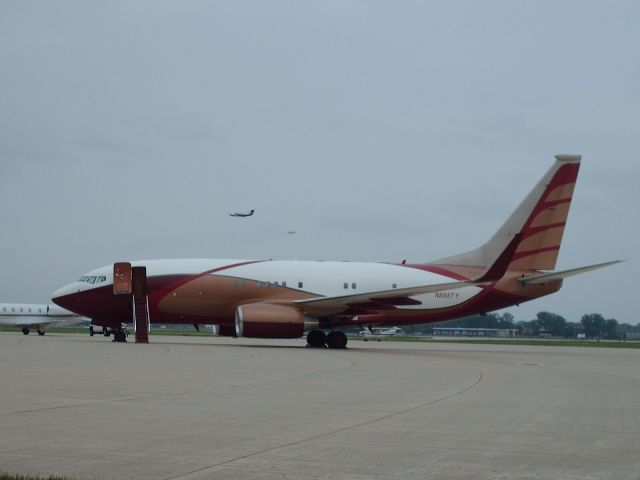 Boeing 737-700 (N888TY)