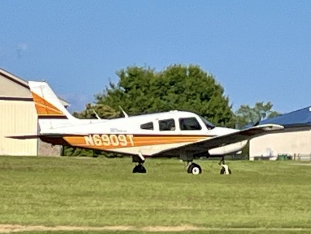 Piper Cherokee (N6909T)