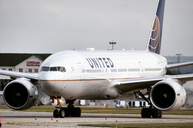 Boeing 777-200 (N57016) - UA2534 arriving into the Buffalo Niagara International Airport from Newark Liberty International Airport with the New York Jets onboard for their game against the Buffalo Bills 