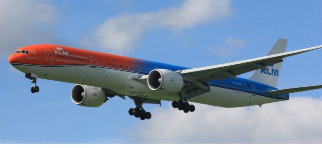 Boeing 777-200 (PH-BVA) - Aanvliegroute landing Polderbaan 23 september 2016 Schipholweg/N232