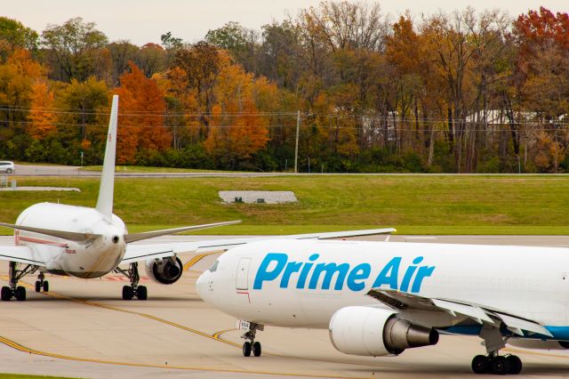 BOEING 767-300 (N1093A) - A Prime Air (Operated by Atlas) 767 turning to wait behind an ABX 767.