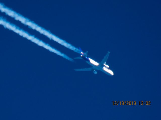 BOEING 767-300 (N169FE)