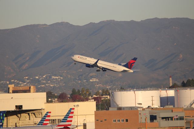 BOEING 767-300 (N191DN)