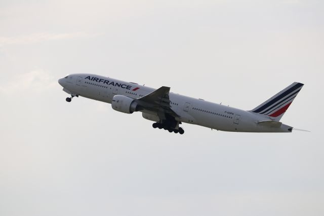 Boeing 777-200 (F-GSPQ) - One of two weather-related diversions from O'hare. Air France 777-200ER