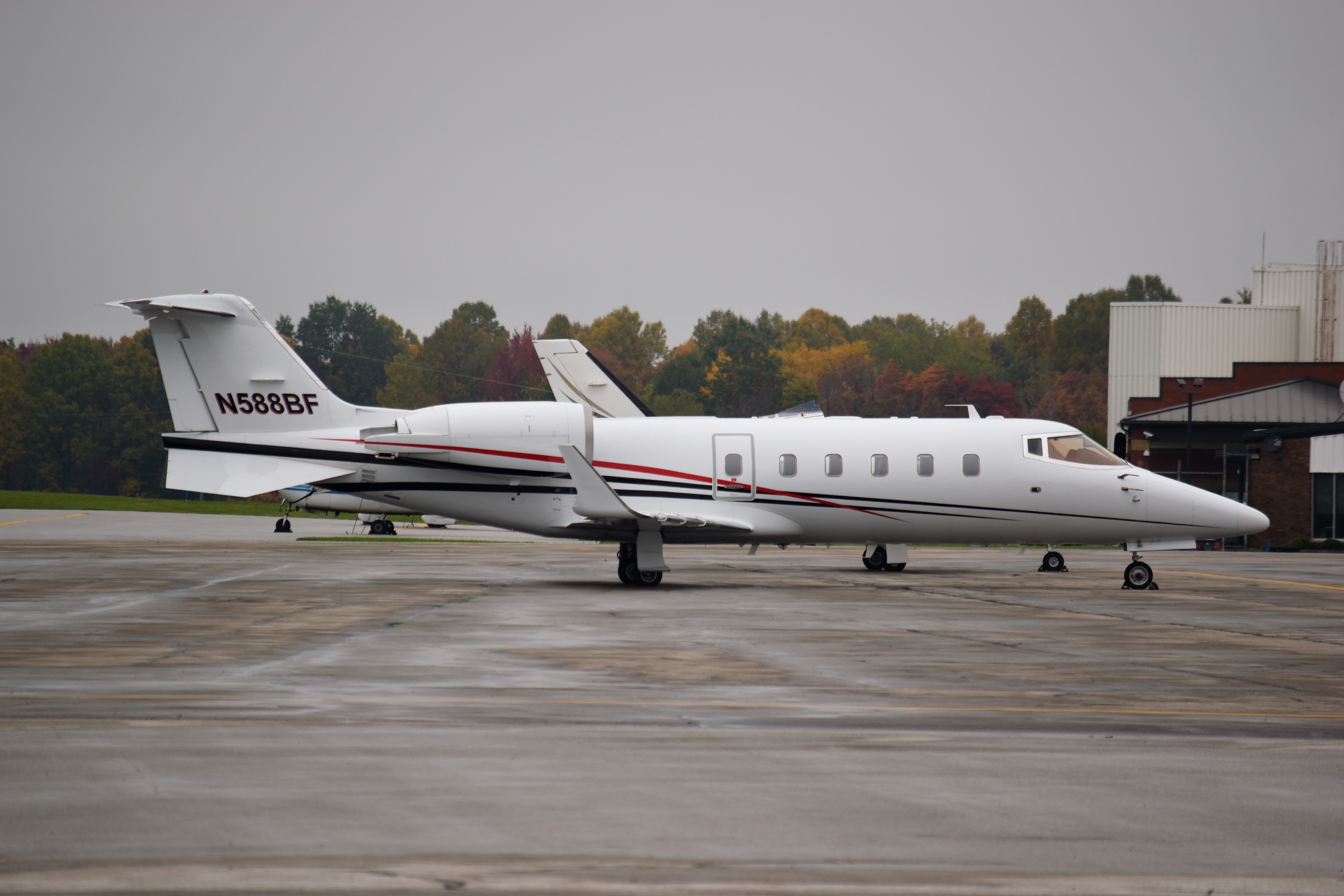 Learjet 60 (N588BF)