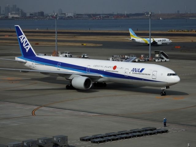 BOEING 777-300 (JA751A)