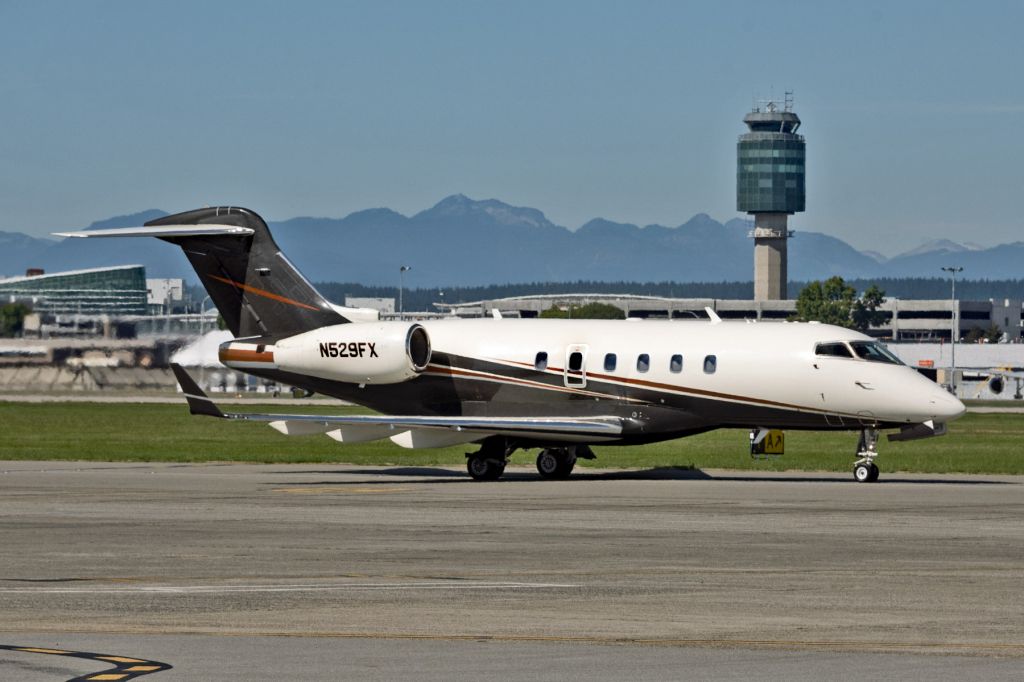 Bombardier Challenger 300 (N529FX)
